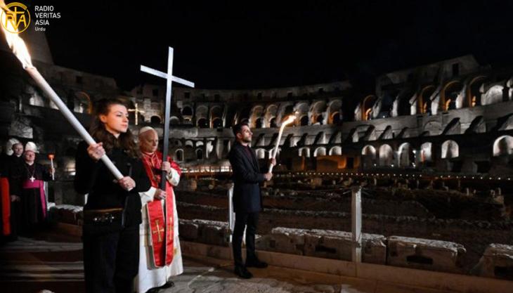 پاپائے اعظم لیو چہاردہم کا روم کے کولوزم میں صلیبی راستے کے دوران صلیب اٹھانا