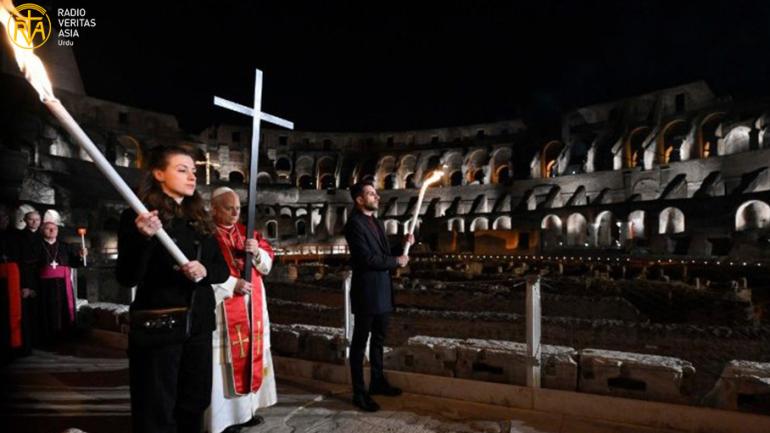 پاپائے اعظم لیو چہاردہم کا روم کے کولوزم میں صلیبی راستے کے دوران صلیب اٹھانا