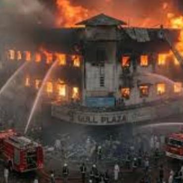 شاپنگ سینٹر گل پلازہ کراچی میں ہفتہ کی شب لگنے والی شدید آگ پر تقریباً 36 گھنٹے بعد قابو پا لیا گیا۔ 