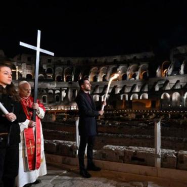 پاپائے اعظم لیو چہاردہم کا روم کے کولوزم میں صلیبی راستے کے دوران صلیب اٹھانا