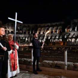 پاپائے اعظم لیو چہاردہم کا روم کے کولوزم میں صلیبی راستے کے دوران صلیب اٹھانا