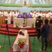 ریورنڈ فادر شبیر بشیر کی آخری رسومات ہولی روزری کیتھولک چرچ وارث پورہ میں ادا کی گیں۔ 